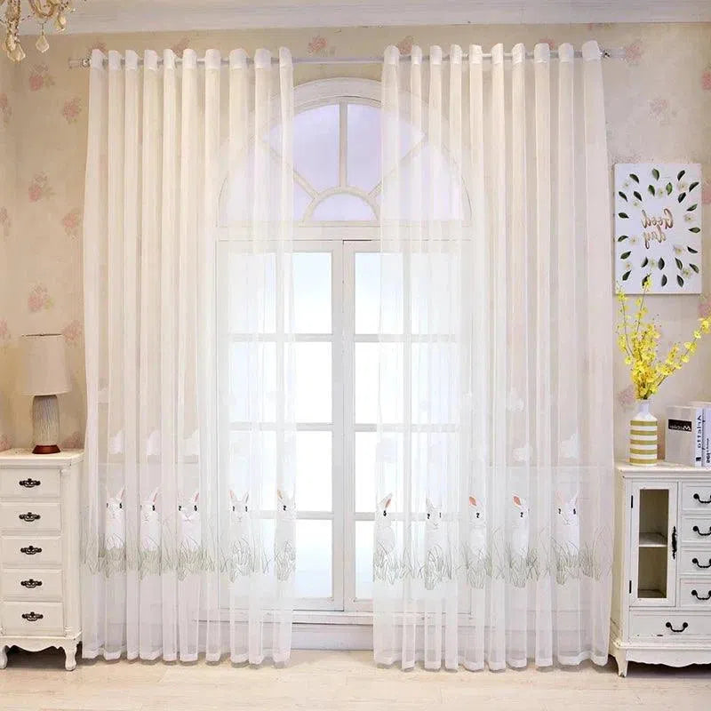 Rideaux élégants avec motif lapin pour chambre, filtrant la lumière en douceur. Design raffiné idéal pour une décoration intérieure lumineuse et joyeuse. Parfait pour créer une ambiance apaisante. Adapté aux fenêtres de salon ou chambre d'enfant.