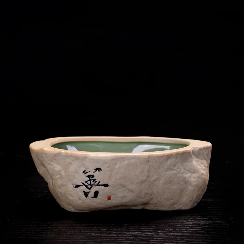 Pot bonsaï céramique artisanal motif calligraphique fleur verte rustique.texture grungy