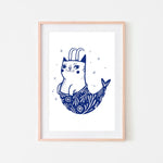 Illustration d'un chat mignon au motif floral bleu sur fond blanc, dans un cadre en bois.