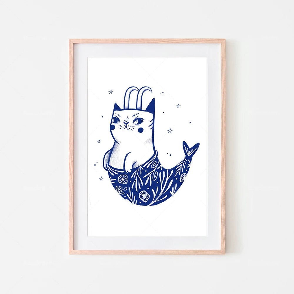 Illustration d'un chat mignon au motif floral bleu sur fond blanc, dans un cadre en bois.