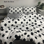 Parure de lit vache noir et blanc dans une chambre décorée