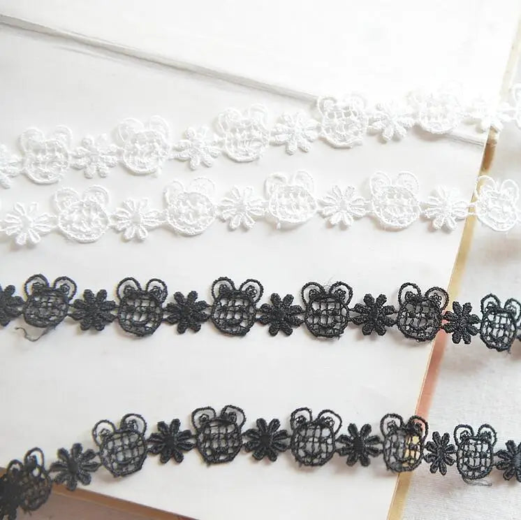 rubans dentelle fine blanche noire motifs floraux ours classique romantique écologique soluble eau
