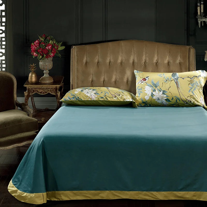 Détail du tissu jacquard oiseaux sur la housse de couette