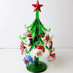 Pendentifs en forme de papillon et flamant rose sur le sapin