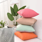 Housse de coussin carré imperméable bleu sur canapé d'extérieur