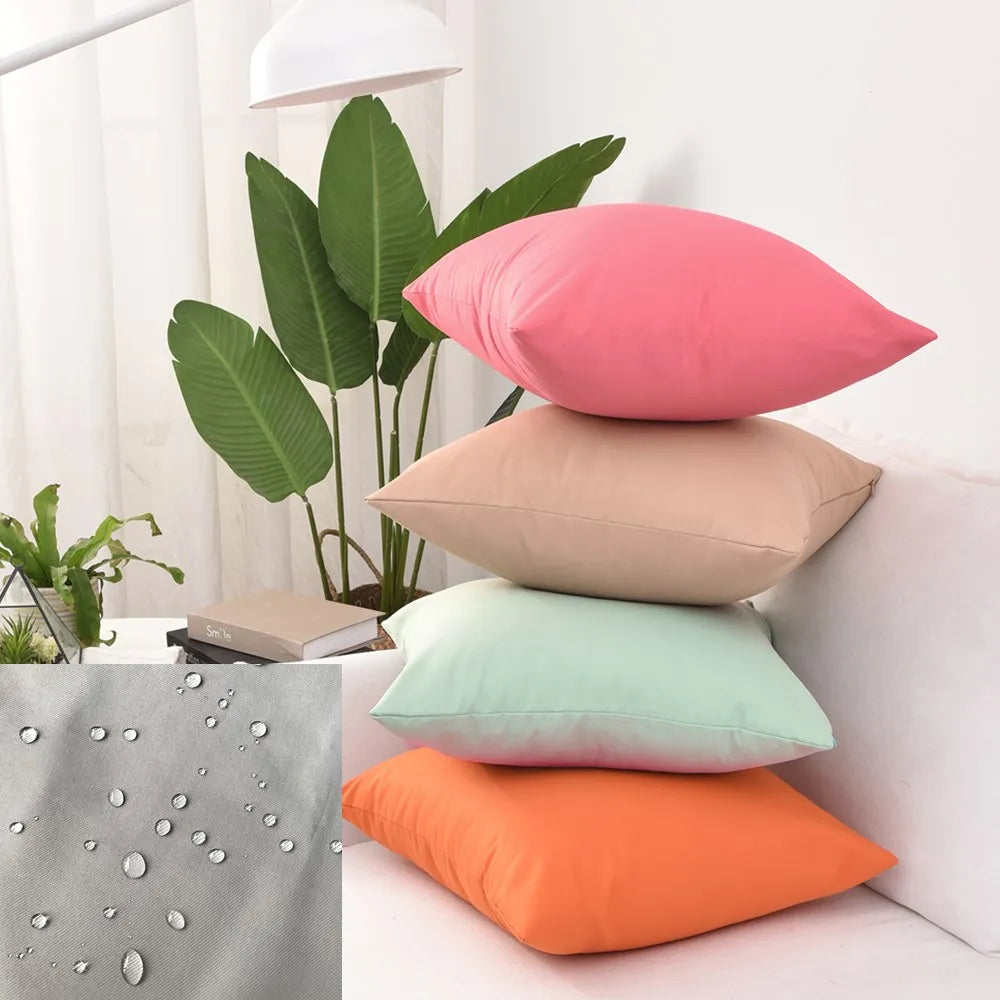 Housse de coussin carré imperméable bleu sur canapé d'extérieur