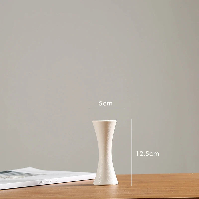 vases blancs modernes minimalistes céramique opaques fleurs artificielles table simple