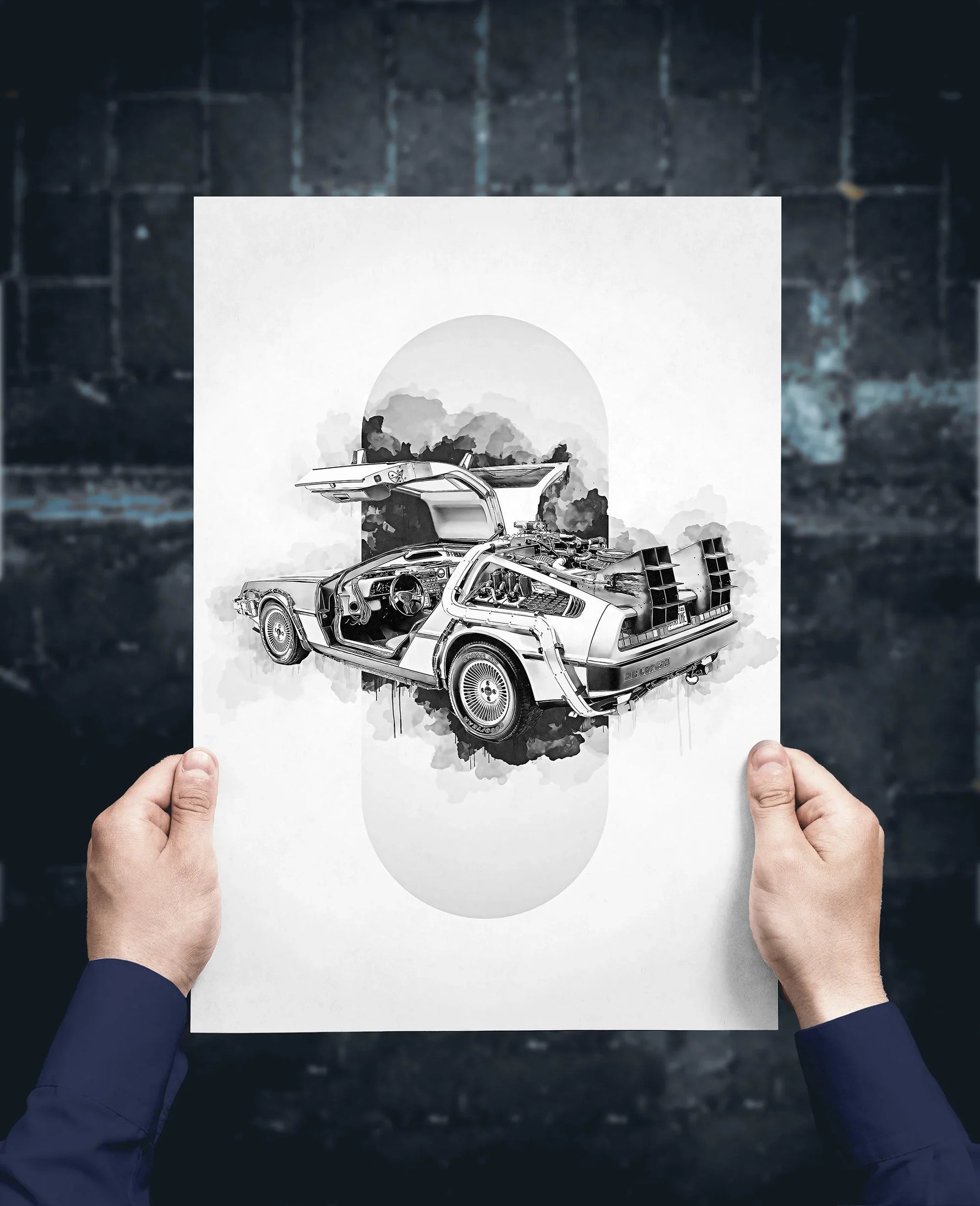 Une œuvre d'art représentant une voiture futuriste en noir et blanc avec des détails techniques et un paysage nuageux en arrière-plan.