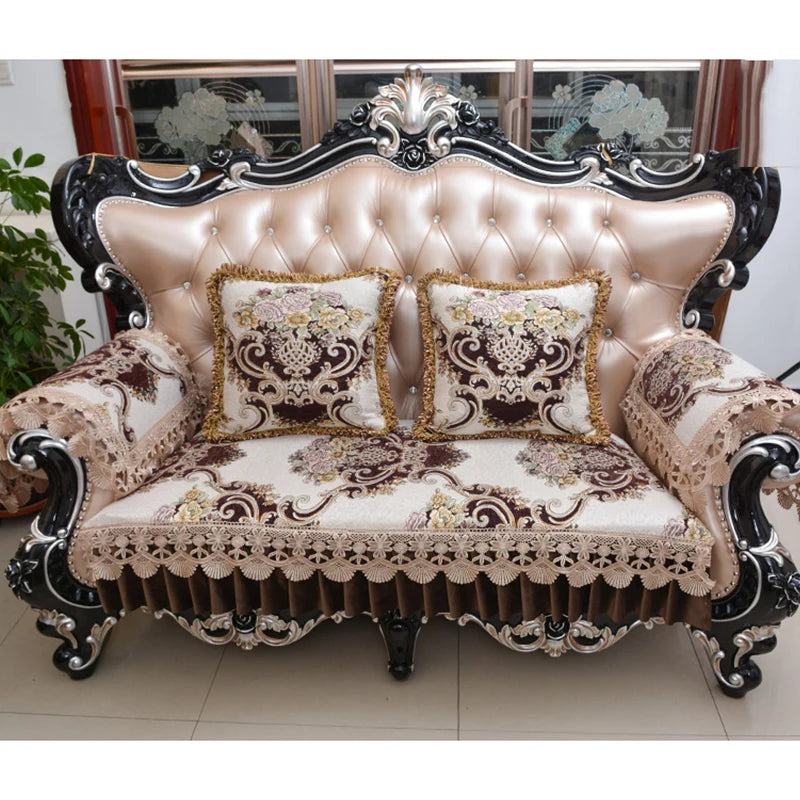 Un canapé orné de motifs floraux élégants et de détails décoratifs baroques, offrant un style somptueux et une assise confortable.