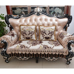 Un canapé orné de motifs floraux élégants et de détails décoratifs baroques, offrant un style somptueux et une assise confortable.