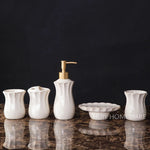 ensemble salle bain blanc élégant céramique ornements dorés distributeur savon tasse support plateau