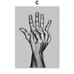 Une image en noir et blanc montrant des mains jointes dans un geste expressif.