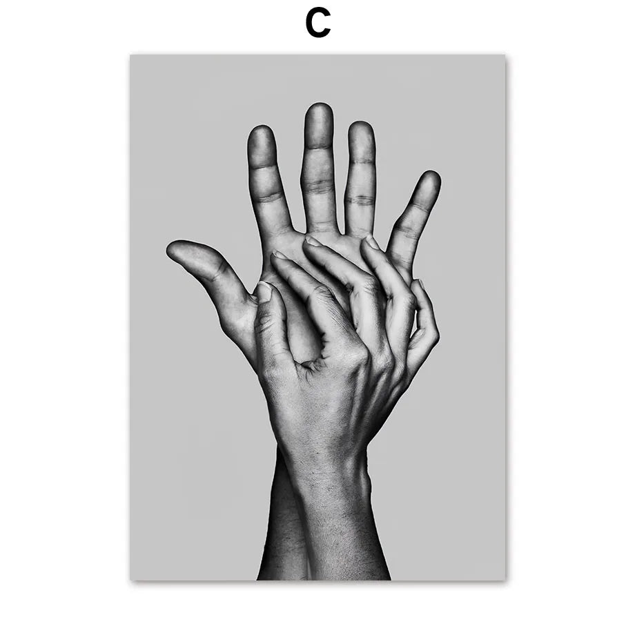 Une image en noir et blanc montrant des mains jointes dans un geste expressif.