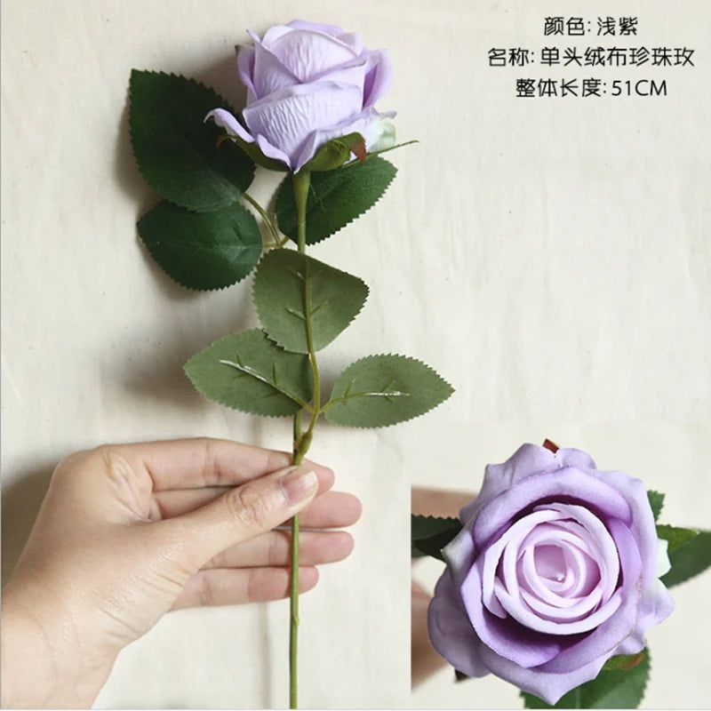 bouquet roses artificielles rouge blanc velours feuilles vertes decoration intérieure classique anniversaire mariage