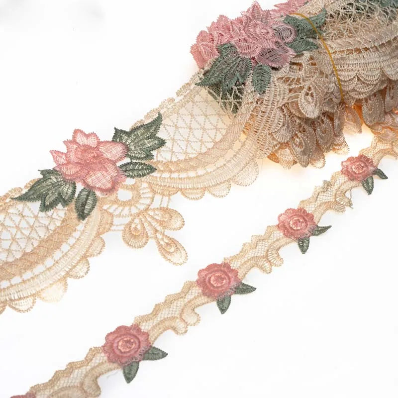 ruban dentelle fleurs roses feuilles vertes motifs floraux classique beige rose clair vert opacité
