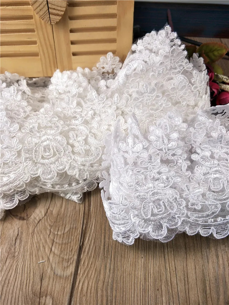dentelle florale blanc motifs ajourés romantique translucide mariage décoration artisanale appliquée tissu