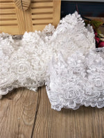 dentelle florale blanc motifs ajourés romantique translucide mariage décoration artisanale appliquée tissu