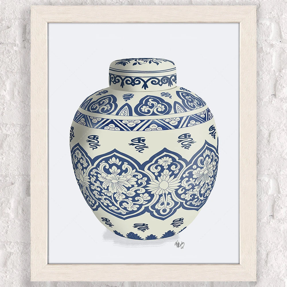 Un vase décoratif bleu et blanc orné de motifs floraux élégants et de calligraphie stylisée.