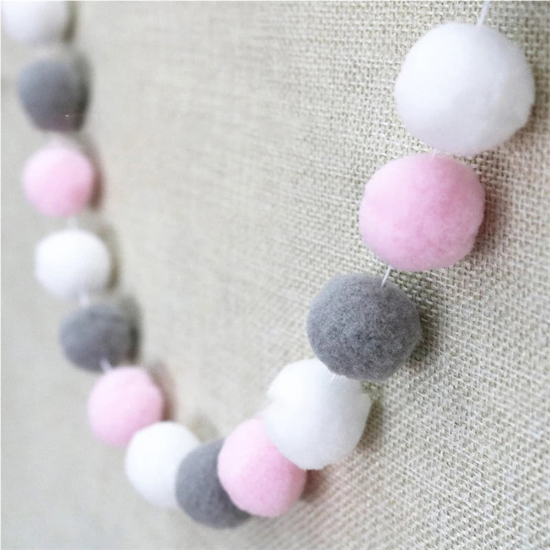 collier créatif coloré boules feutre rouge blanc gris beige jaune anniversaire noël mariage