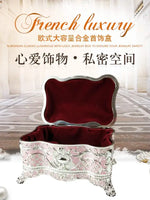 boîte bijoux rectangle métal rose clair ornements floraux classique intérieur velours rouge rechargeable