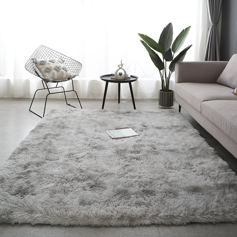Tapis moelleux gris antidérapant dans un salon moderne