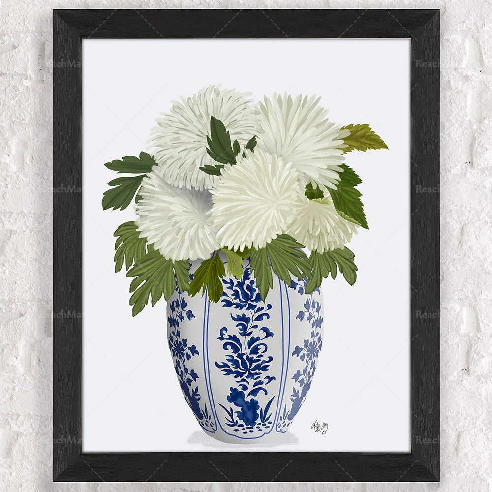 Bouquet de fleurs blanches luxuriantes dans un vase de porcelaine bleue et blanche orné de motifs floraux.