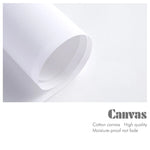 Cette image représente un gros plan sur un rouleau de toile de coton de haute qualité, avec un fond clair et texturé. Elle met en valeur la texture, la qualité et la résistance à l'humidité de cette toile de coton destinée aux artistes et aux créateurs.