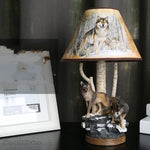 Lampe de chevet loup en résine allumée dans une chambre