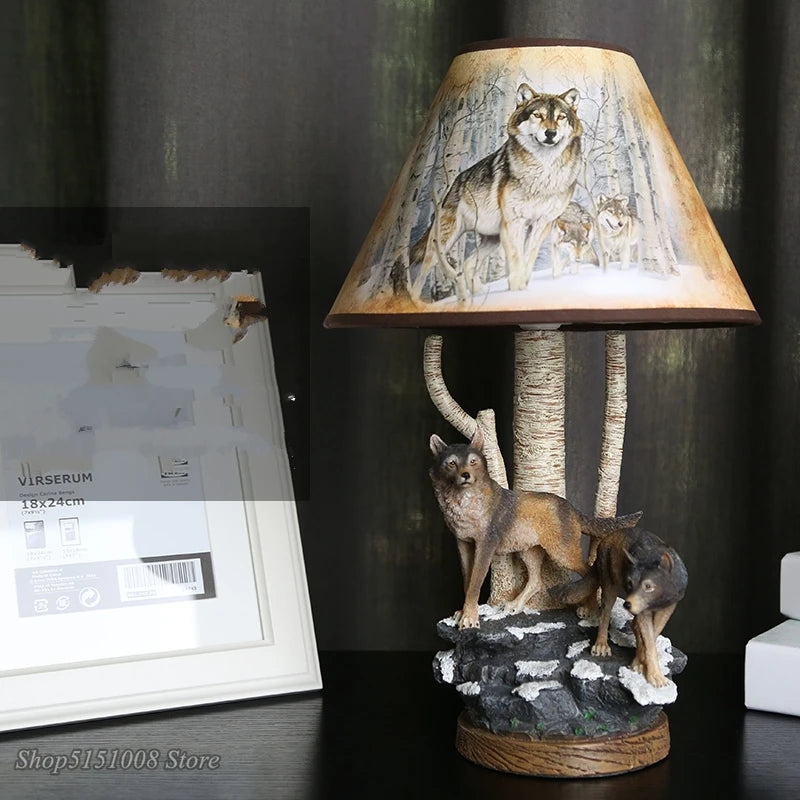 Lampe de chevet loup en résine allumée dans une chambre