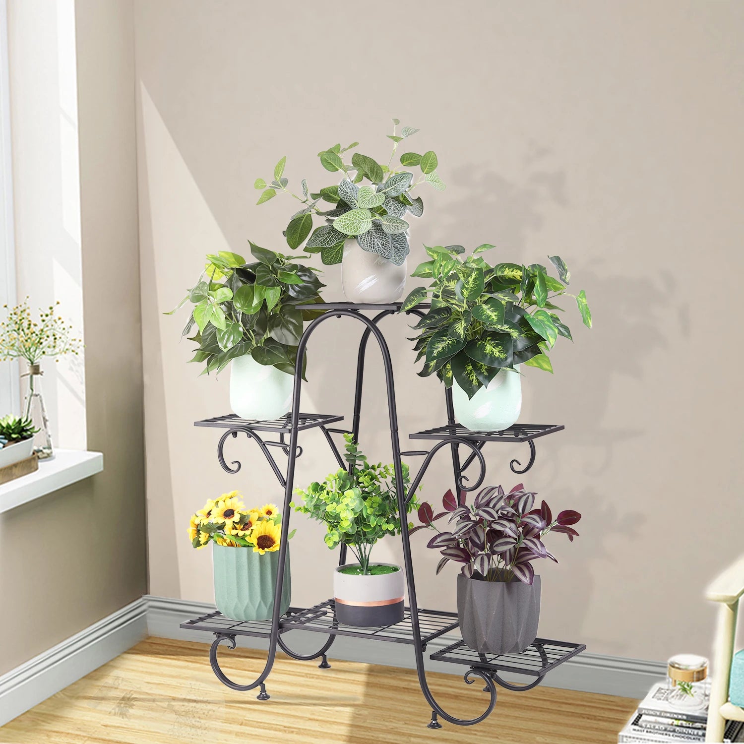 Étagère à plantes noire avec pots de fleurs en décoration intérieure