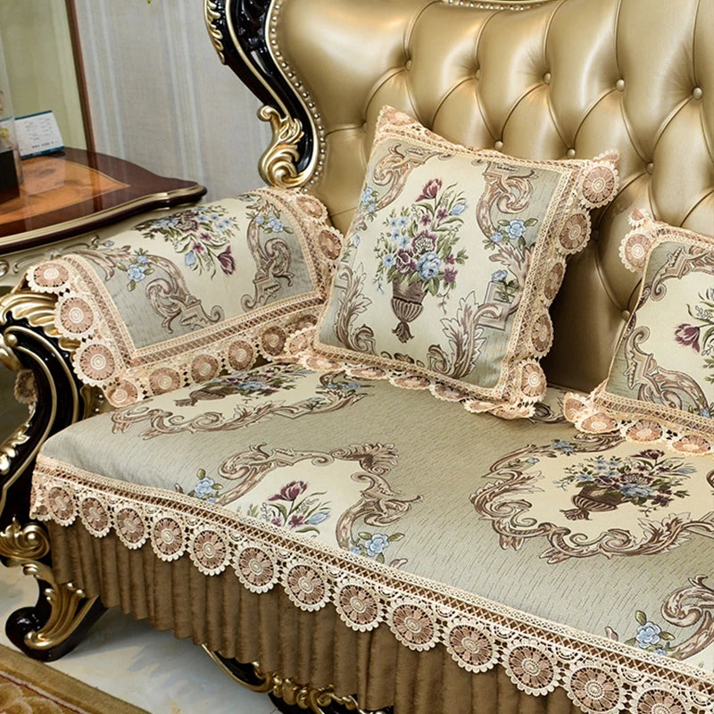 Coussins et dessus de lit richement ornés de motifs floraux et de dentelle, créant une ambiance élégante et raffinée.