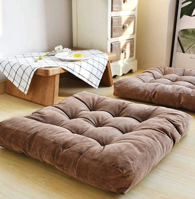 Coussin de sol carré épais en velours côtelé rouge sur un tapis