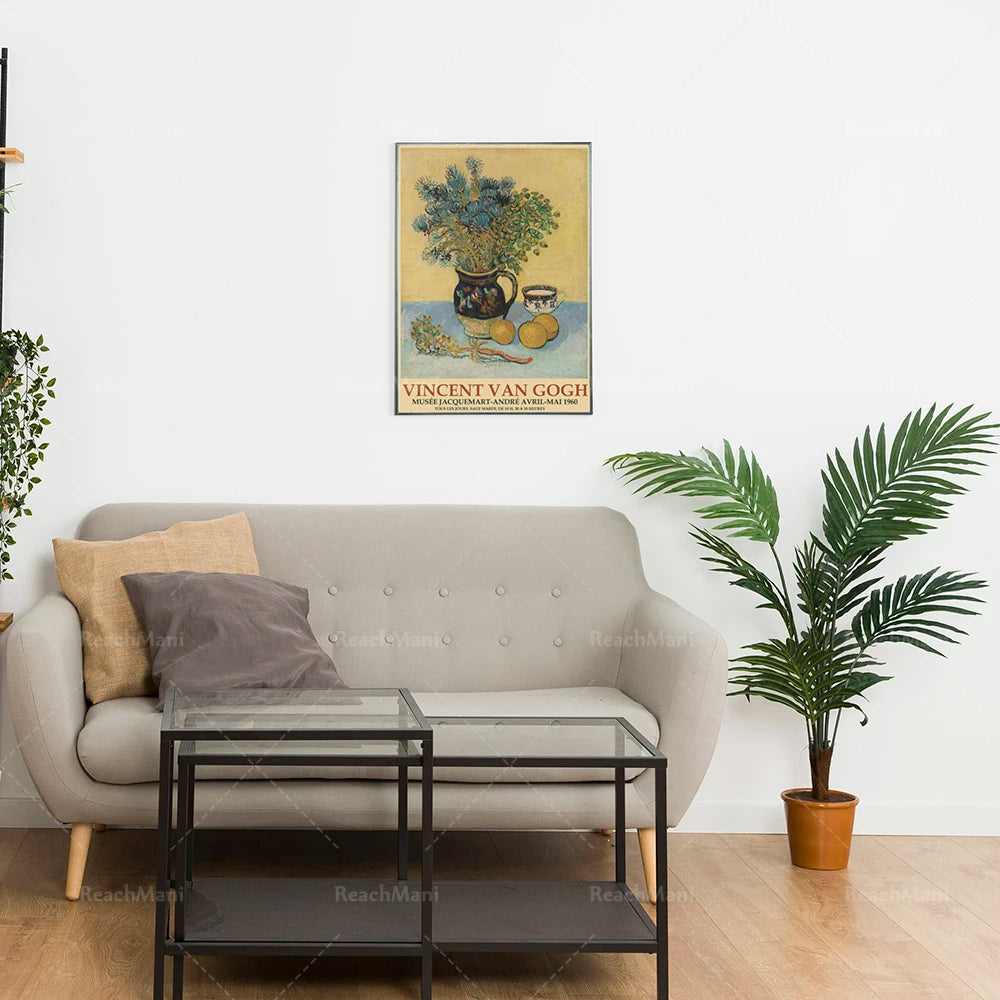 Une peinture accrochée au mur représentant un vase de fleurs aux couleurs vives entouré de fruits, avec le titre "Vincent van Gogh" en dessous.