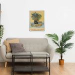 Une peinture accrochée au mur représentant un vase de fleurs aux couleurs vives entouré de fruits, avec le titre "Vincent van Gogh" en dessous.