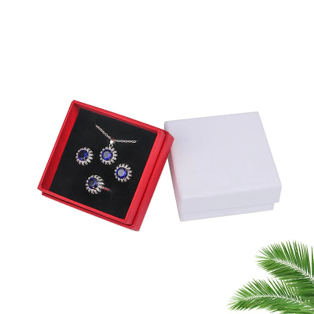 boîtes bijoux papier rouges blanches rangement colliers boucles oreilles bracelets bagues cadeaux noël