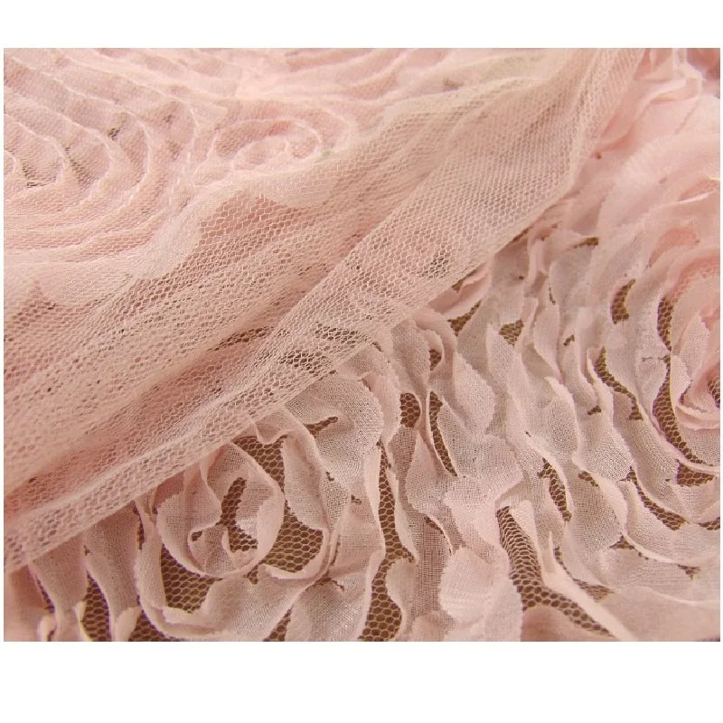 tissu mousseline rose motif fleuri romantique transparent délicat floral soie semi transparent scène