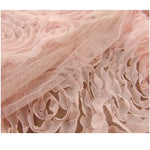 tissu mousseline rose motif fleuri romantique transparent délicat floral soie semi transparent scène