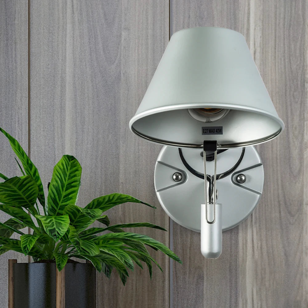 Application de l'applique murale comme lampe de chevet avec éclairage doux