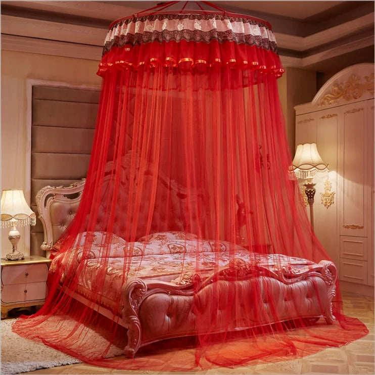 Une chambre à coucher sophistiquée avec un lit à baldaquin rouge vif et des accents dorés pour un style romantique et élégant.