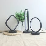 Lampe de chevet noire dans une chambre à coucher décorée