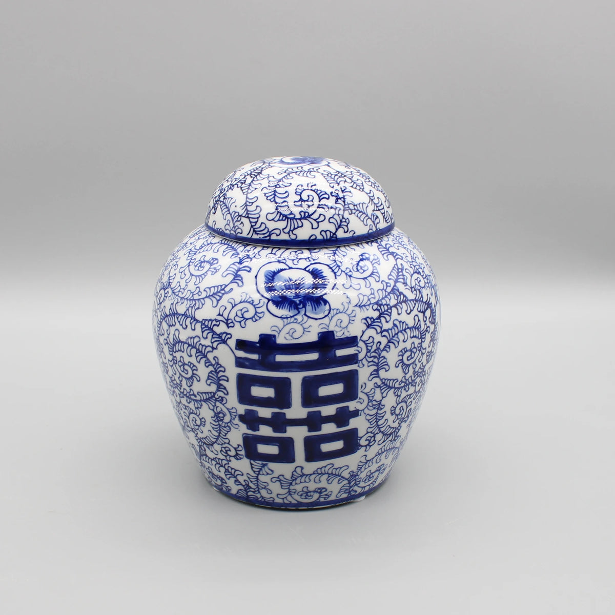 Ce pot en porcelaine bleu et blanc décoré de motifs floraux compliqués avec un couvercle semble être un pot de style traditionnel chinois.