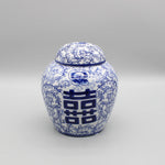 Ce pot en porcelaine bleu et blanc décoré de motifs floraux compliqués avec un couvercle semble être un pot de style traditionnel chinois.