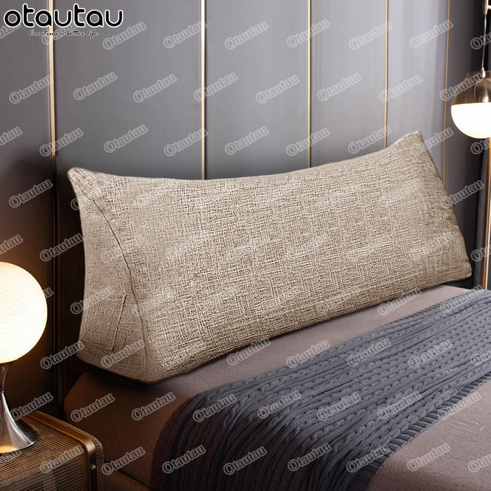 Housse coussin triangle gris utilisé comme tête de lit décorative