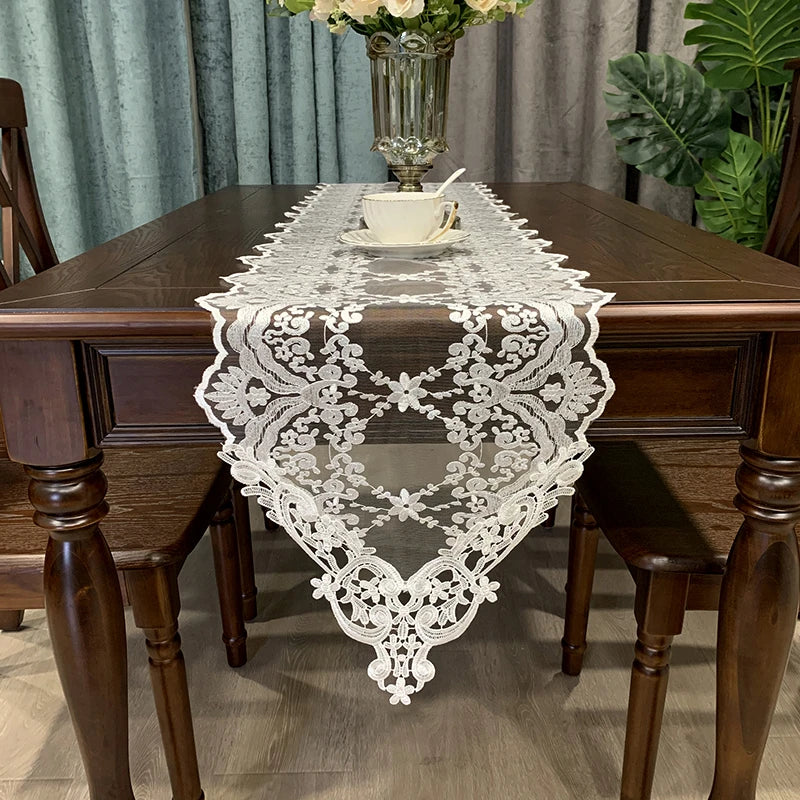 Chemin de table dentelle noire pour décoration Noël