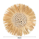 Détail du miroir suspendu en rotin montrant la texture naturelle du matériau