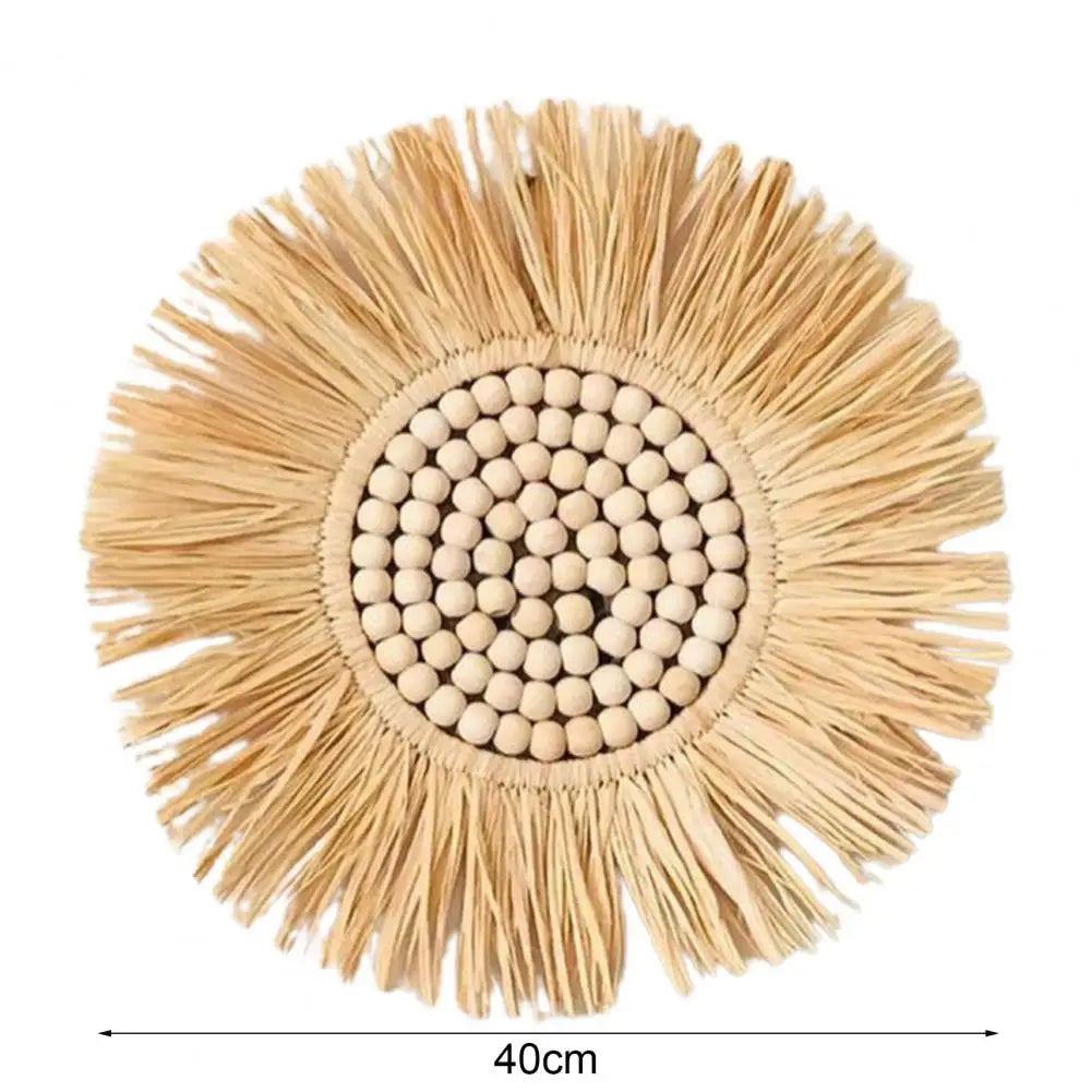 Détail du miroir suspendu en rotin montrant la texture naturelle du matériau