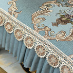 Couverture vintage avec motifs floraux élégants et une bordure de dentelle ornementale.