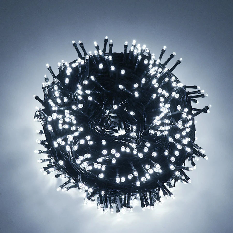 Guirlande lumineuse LED étanche de 50 mètres décorant un jardin la nuit