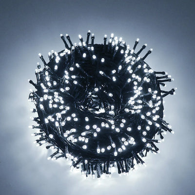 Guirlande lumineuse LED étanche de 50 mètres décorant un jardin la nuit