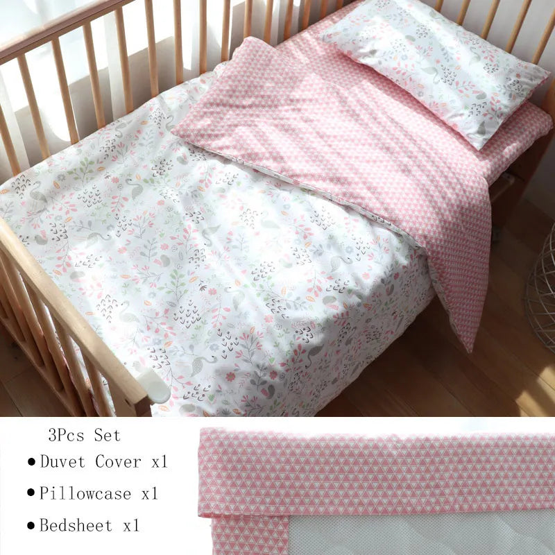 ensemble literie bébé motifs animaux couverture taies oreillers barrière lit fixations élastiques motifs floraux